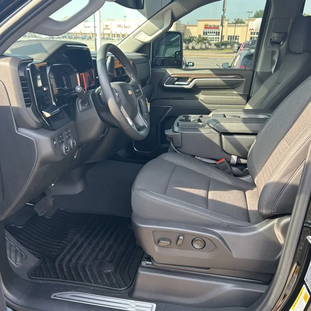 2025 Chevrolet Silverado 3500 LT Crew Cab 4WD LWB SRW