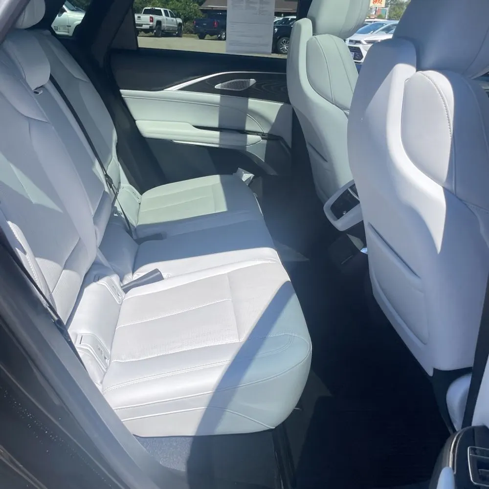 2024 Cadillac LYRIQ Luxury 3