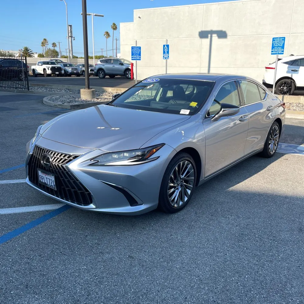 2025 Lexus ES 300h Luxury
