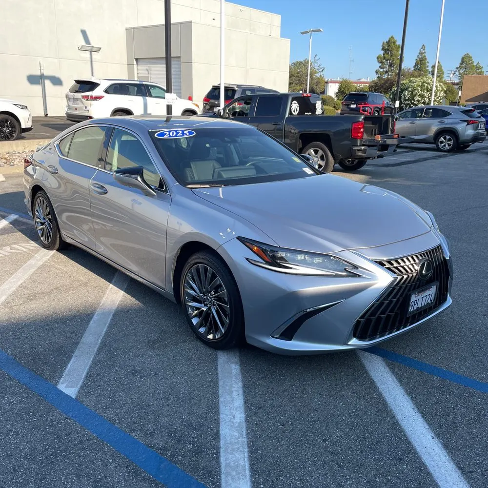 2025 Lexus ES 300h Luxury