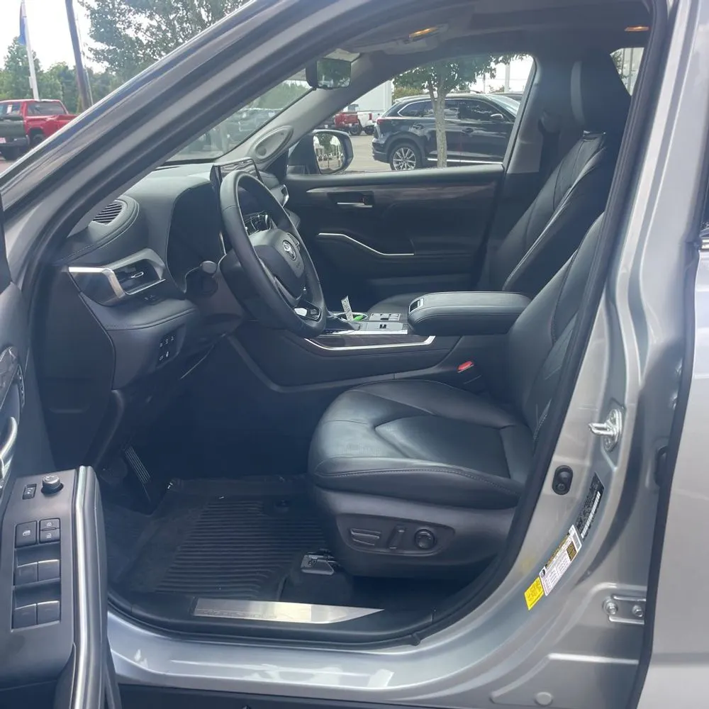 2024 Toyota Highlander Hybrid Platinum
