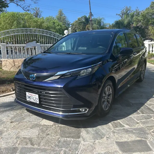 2024 Toyota Sienna XLE 8-Passenger