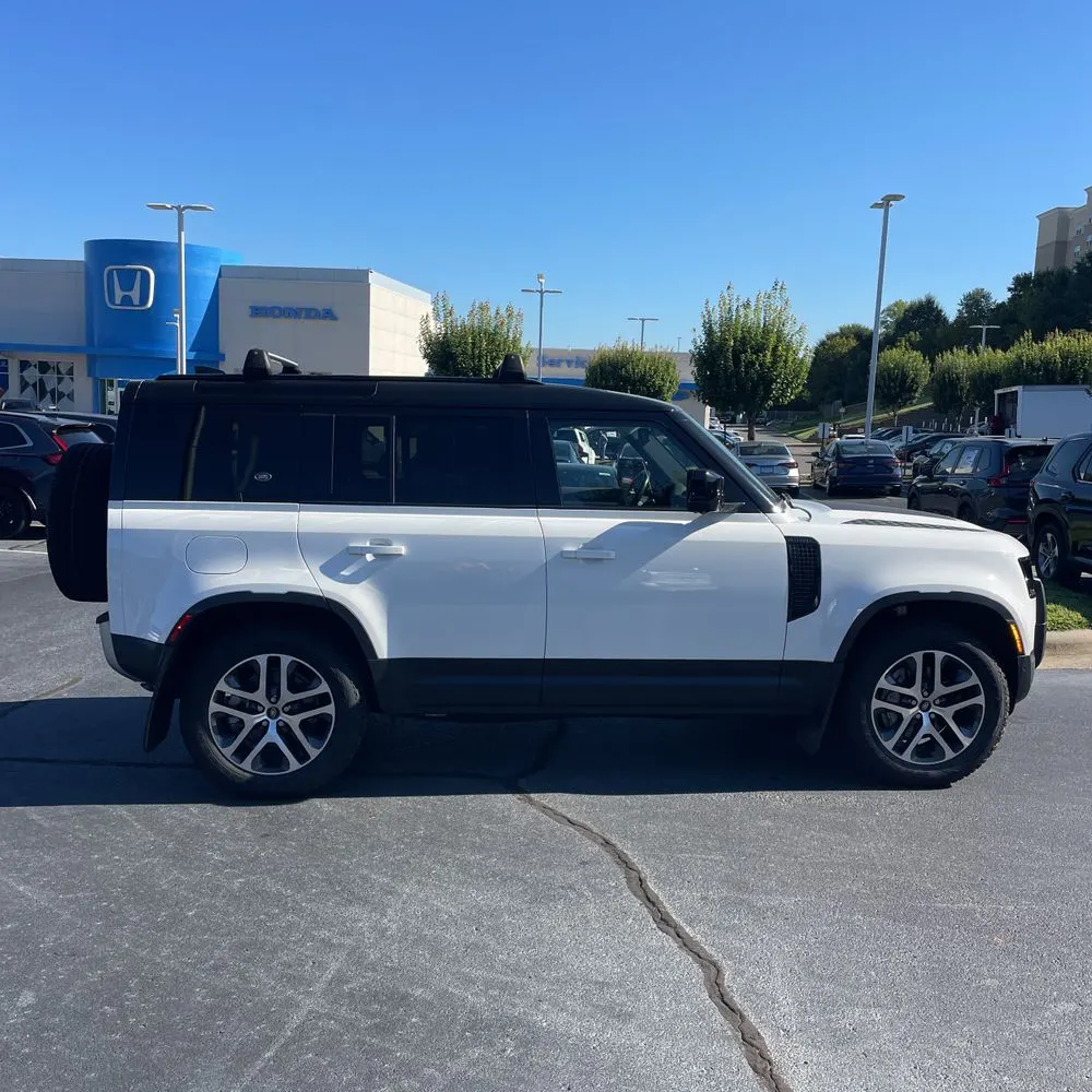 2022 Land Rover Defender 110 SE