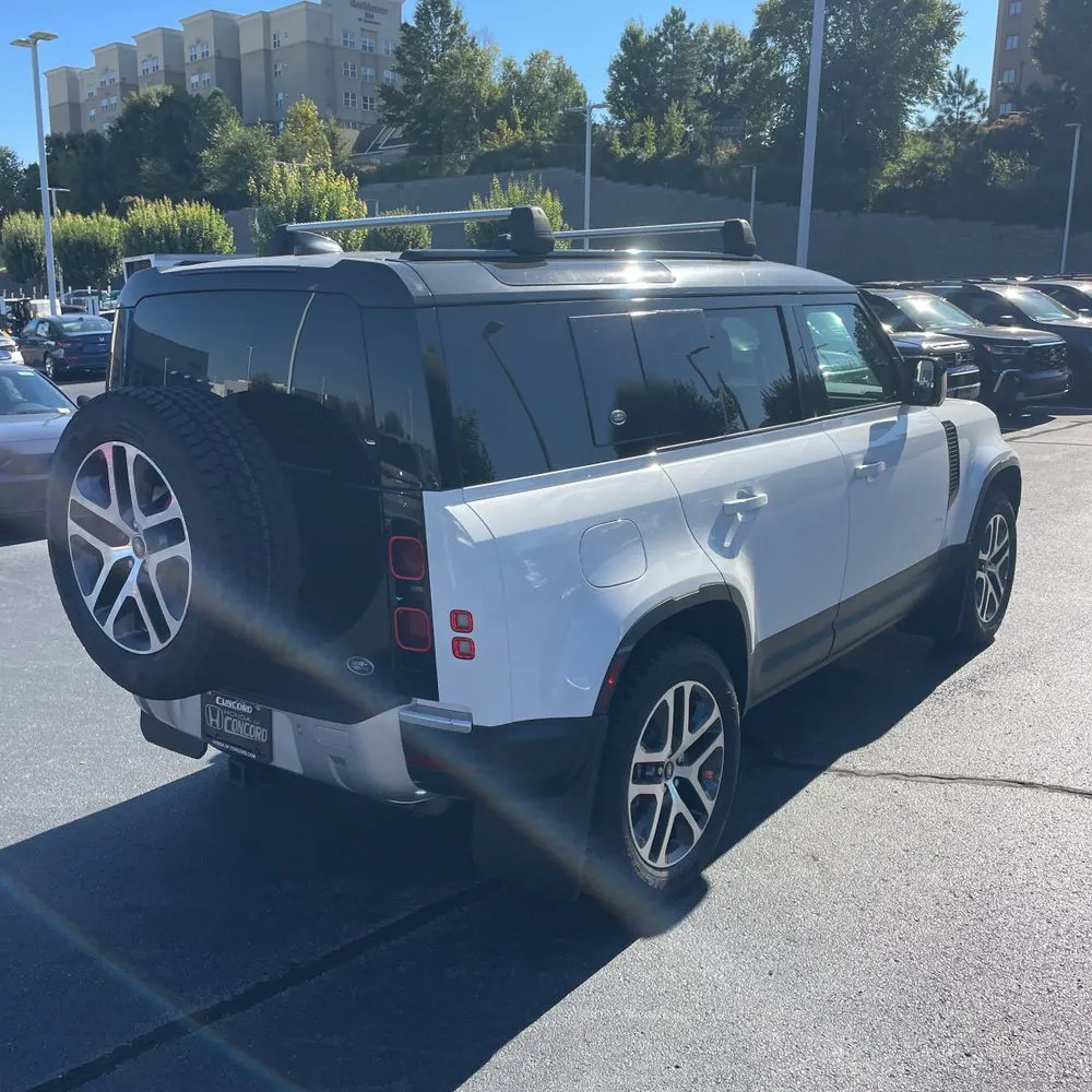 2022 Land Rover Defender 110 SE