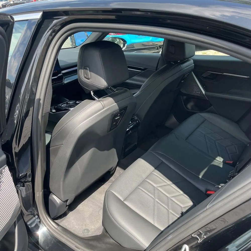 2025 BMW 5-Series 530i