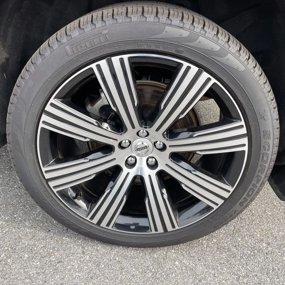 2023 Volvo XC90 T8 - Plus