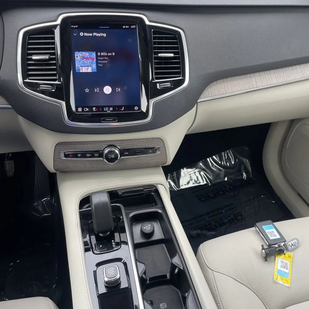 2023 Volvo XC90 T8 - Plus