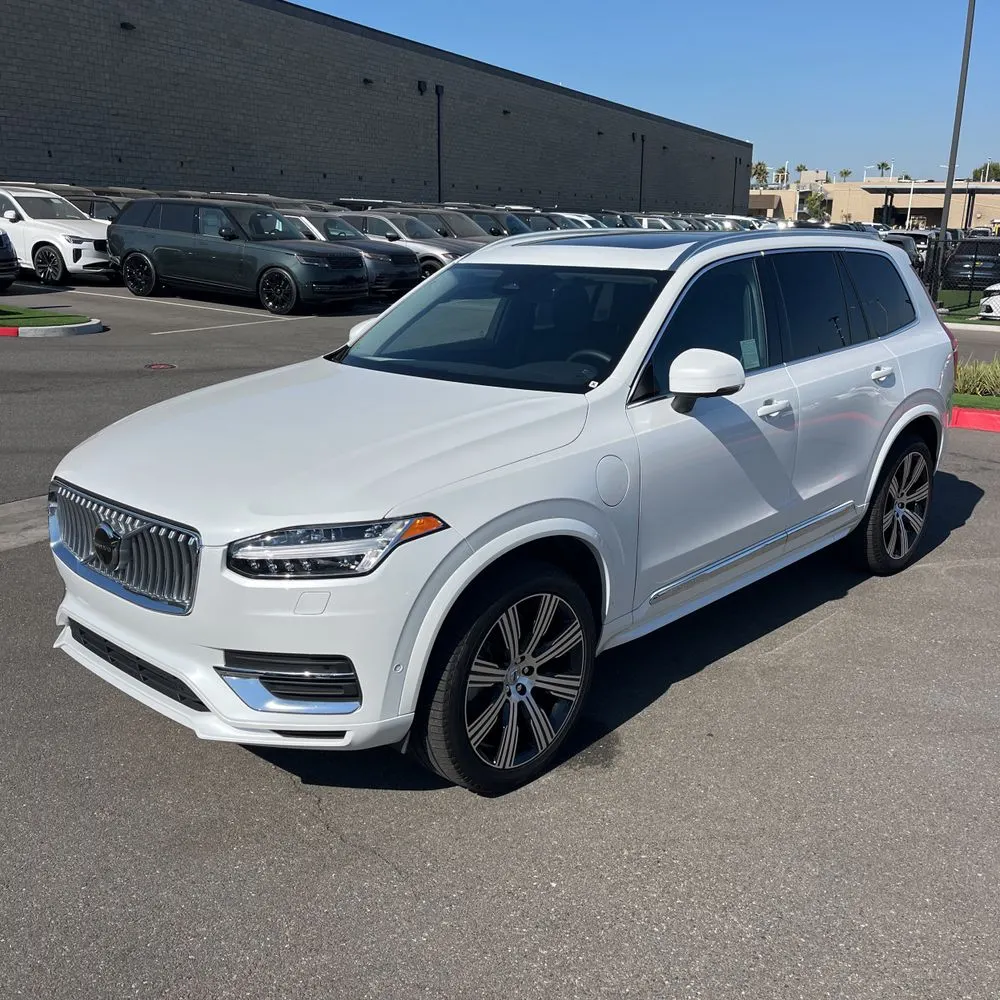 2023 Volvo XC90 T8 - Plus