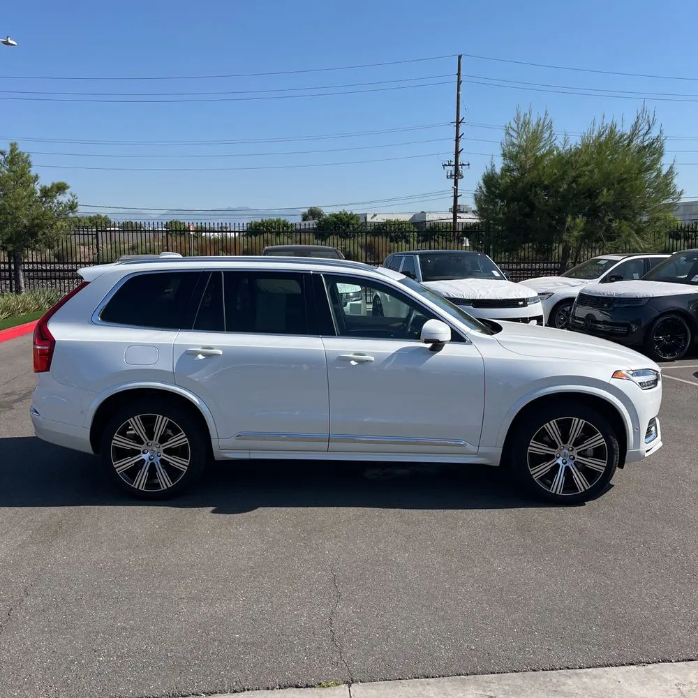 2023 Volvo XC90 T8 - Plus