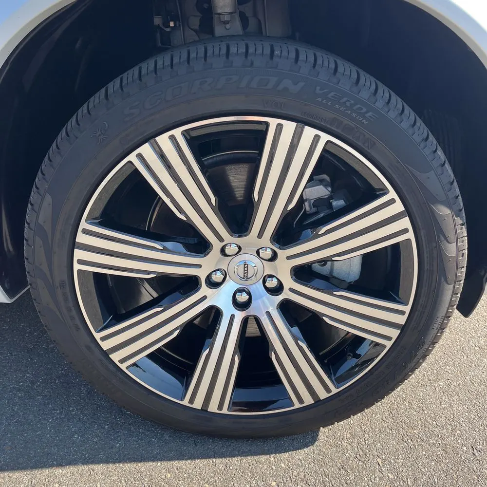 2023 Volvo XC90 T8 - Plus