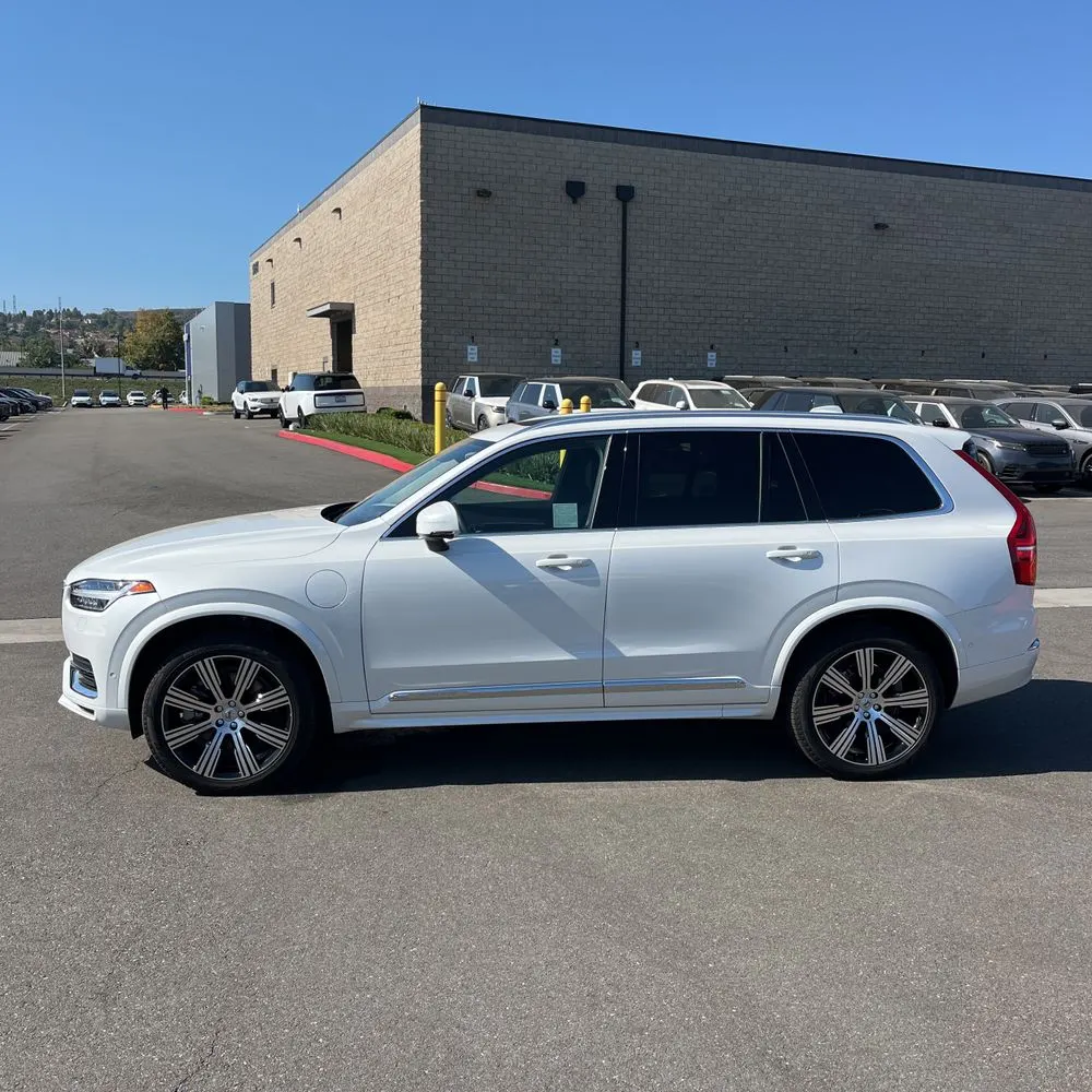 2023 Volvo XC90 T8 - Plus