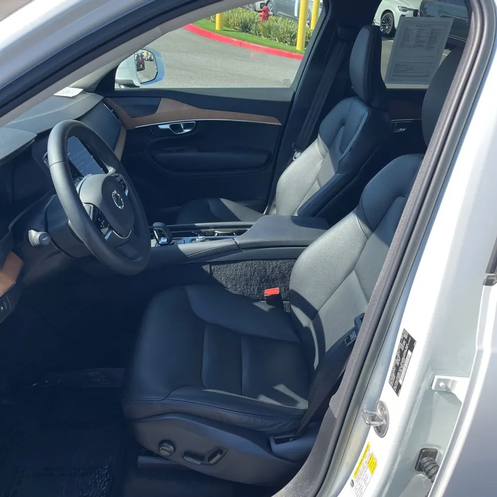 2023 Volvo XC90 T8 - Plus
