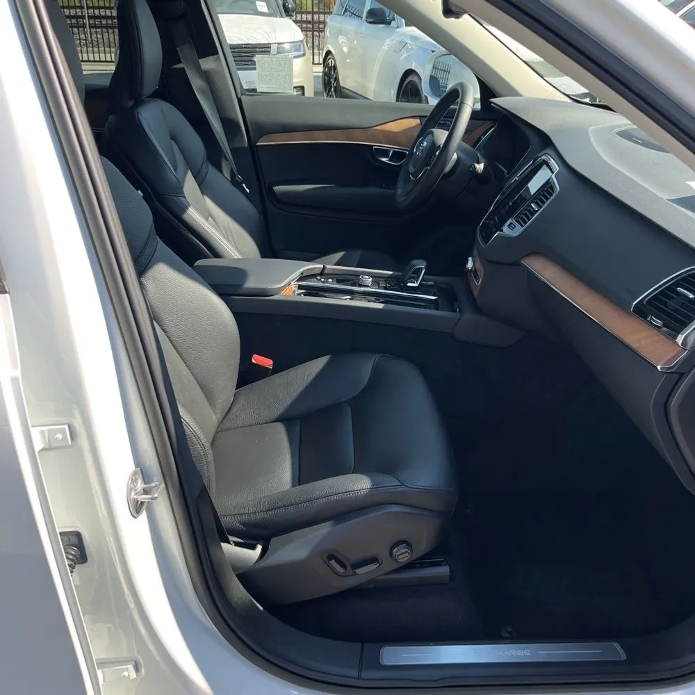 2023 Volvo XC90 T8 - Plus
