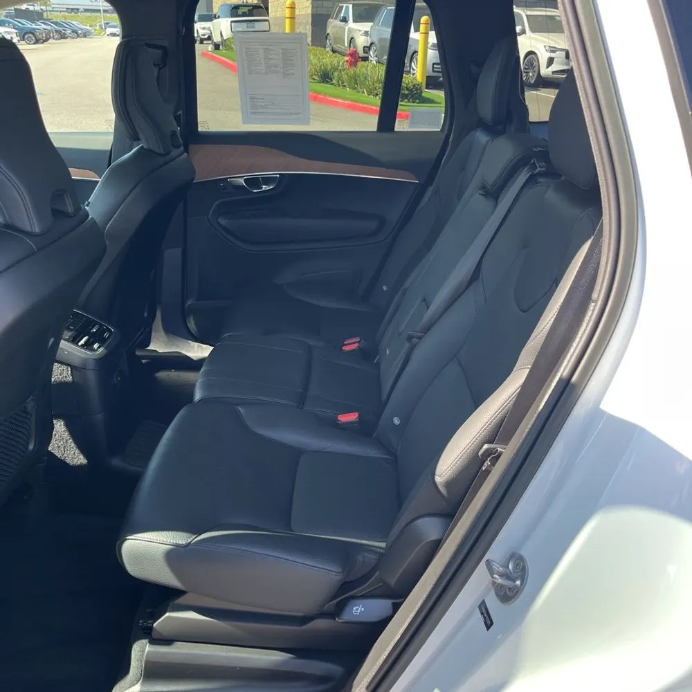 2023 Volvo XC90 T8 - Plus