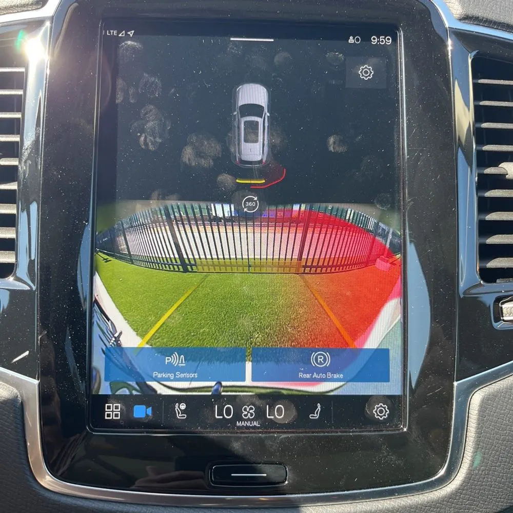 2023 Volvo XC90 T8 - Plus