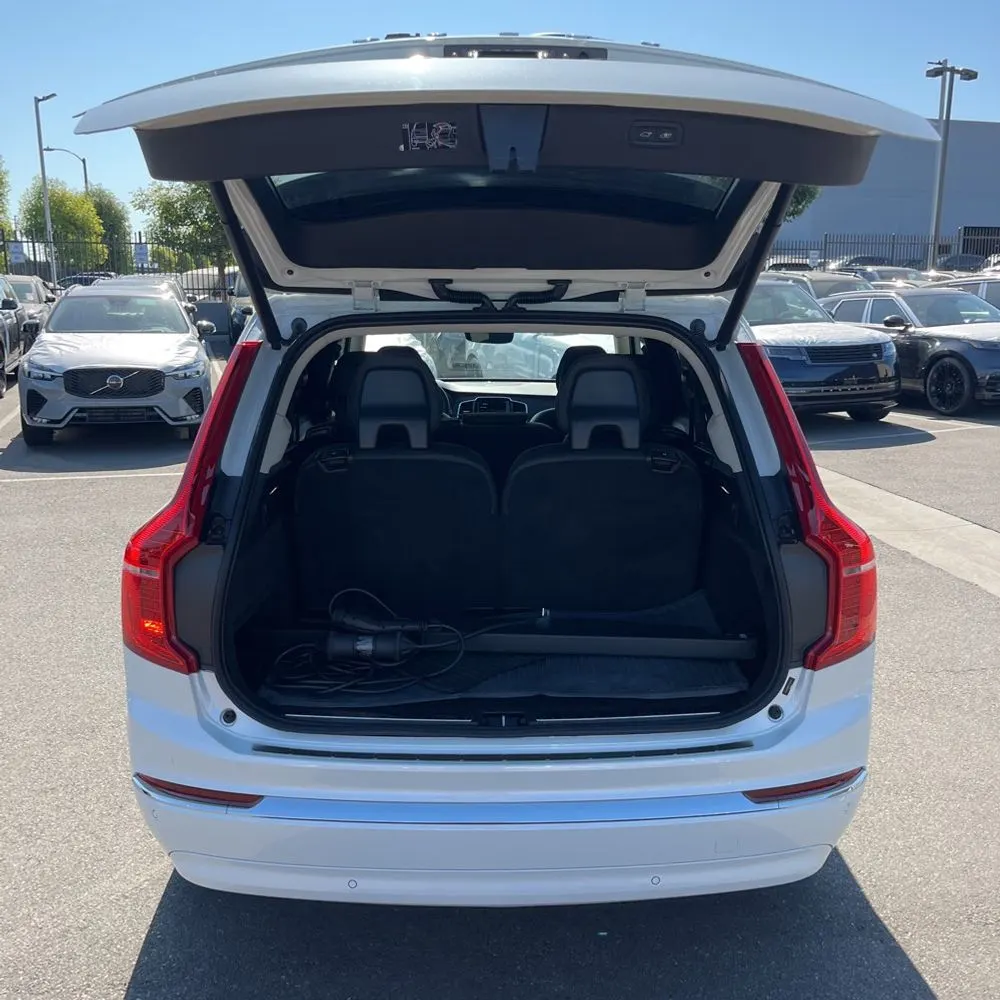 2023 Volvo XC90 T8 - Plus