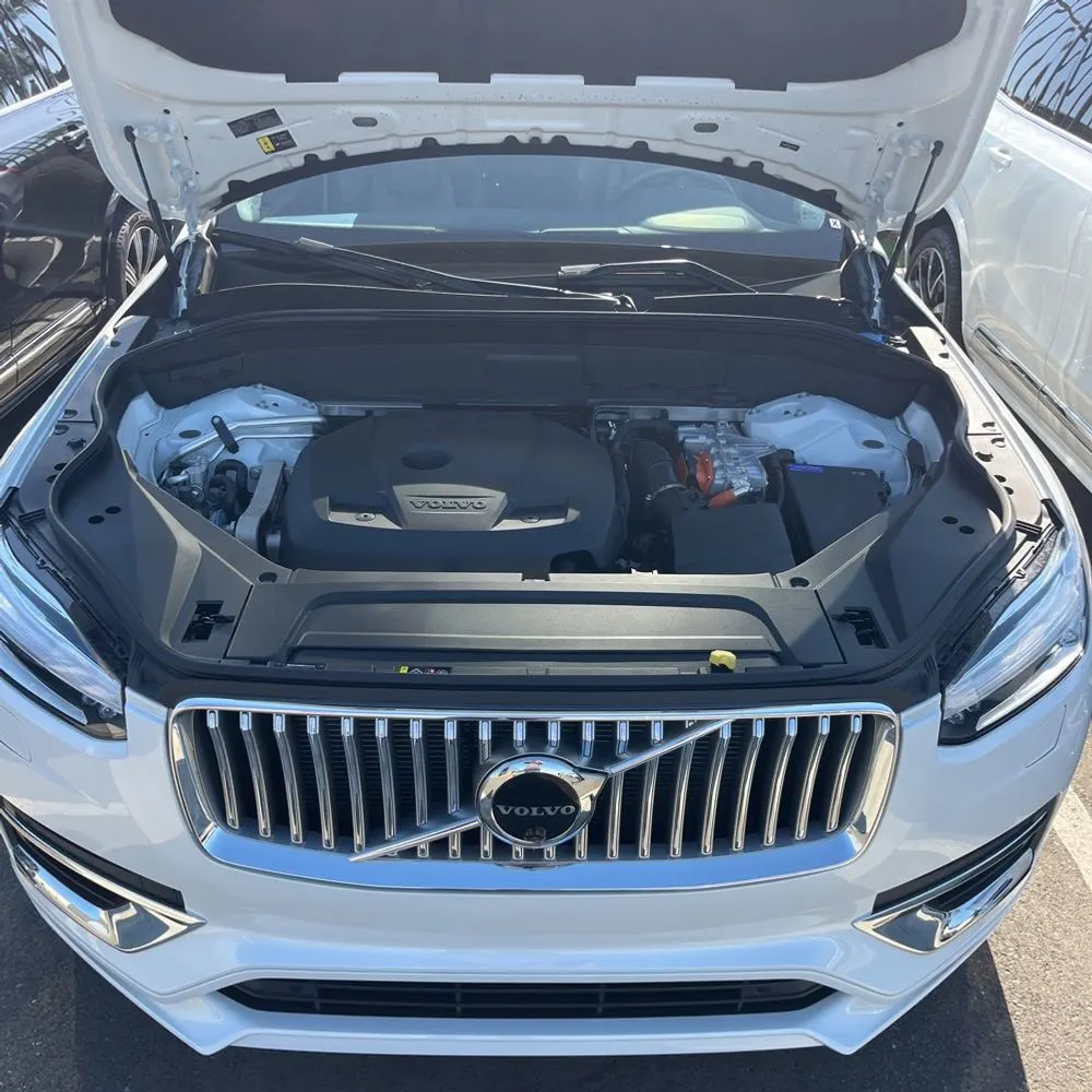 2023 Volvo XC90 T8 - Plus
