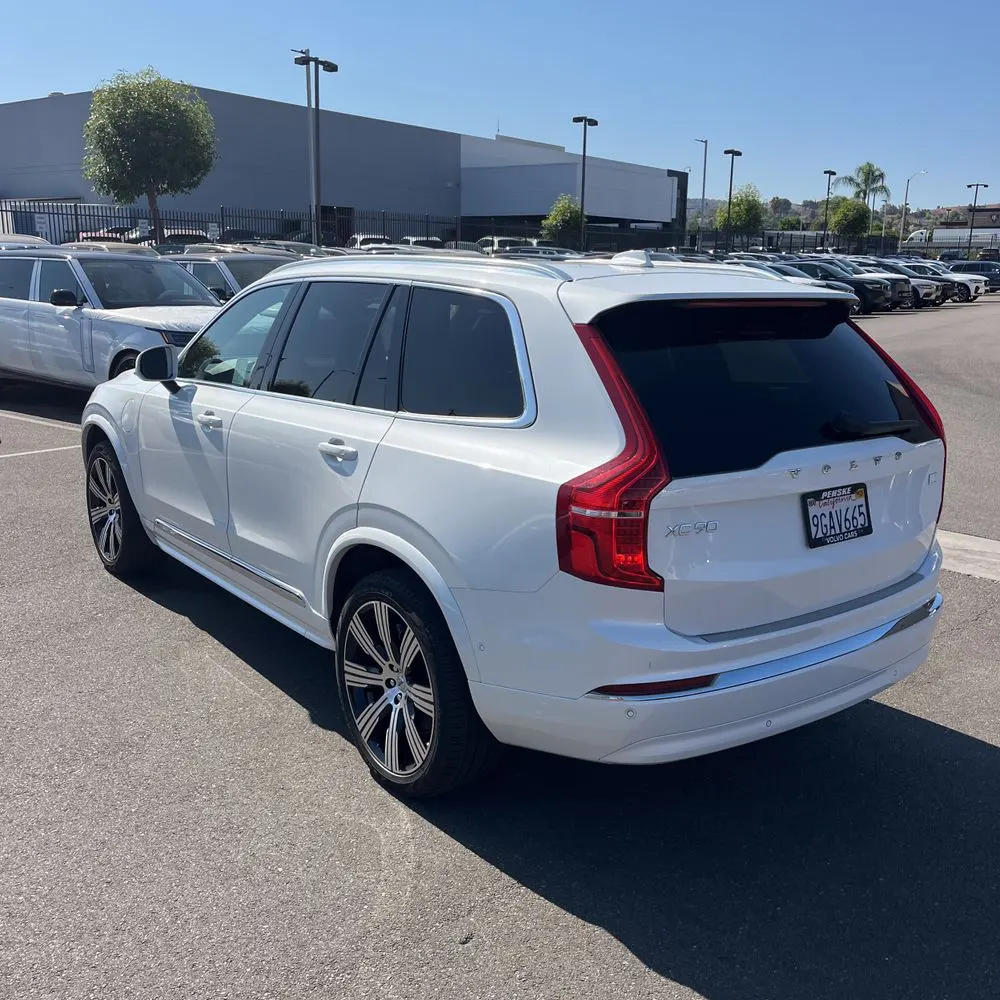 2023 Volvo XC90 T8 - Plus