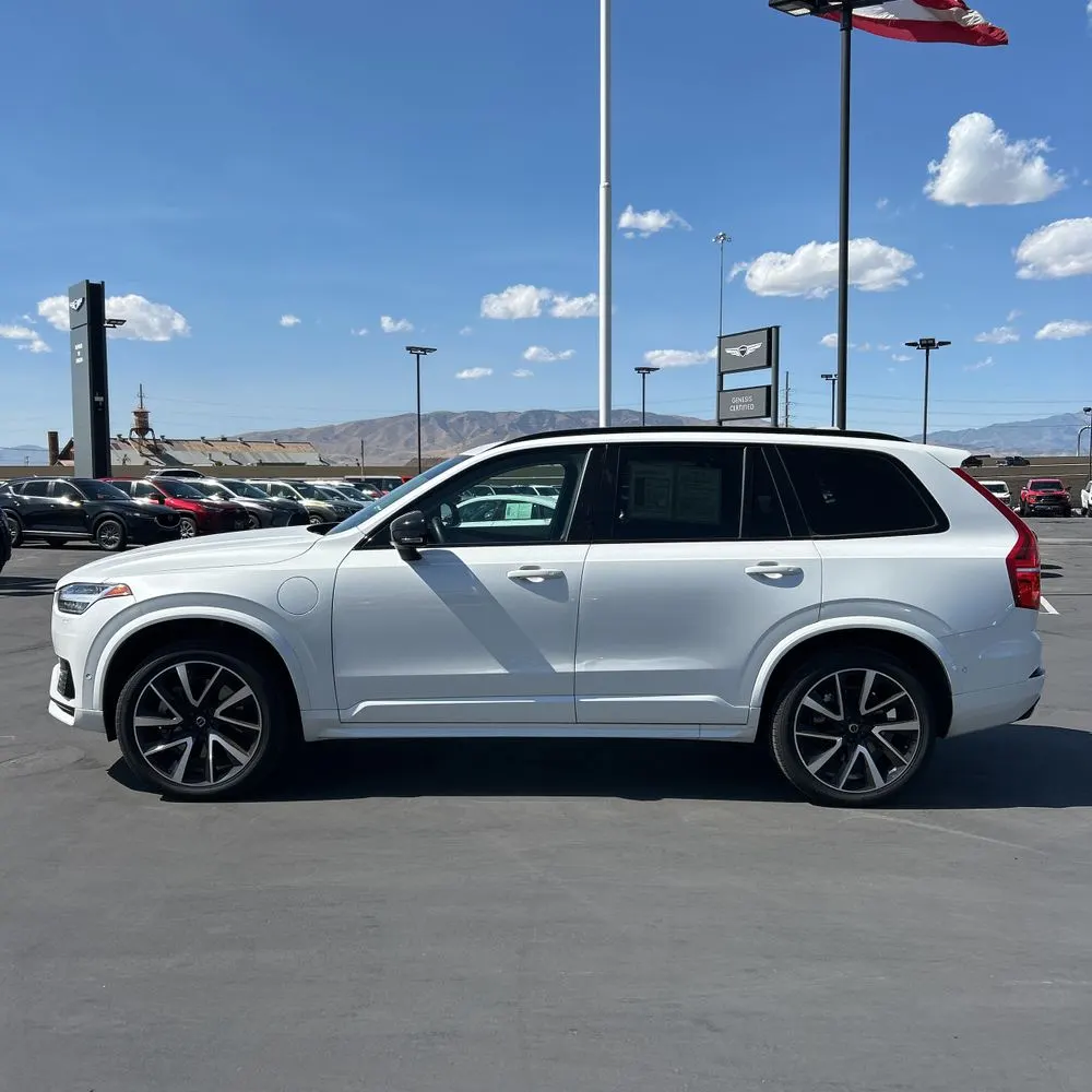2023 Volvo XC90 T8 - Plus