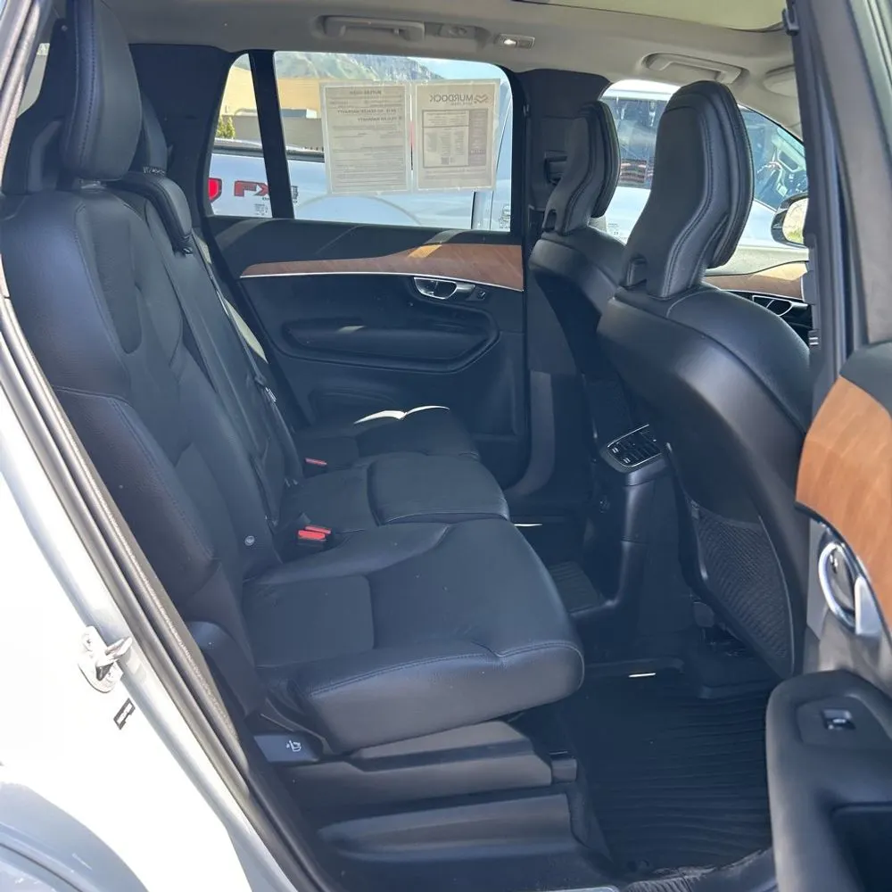 2023 Volvo XC90 T8 - Plus