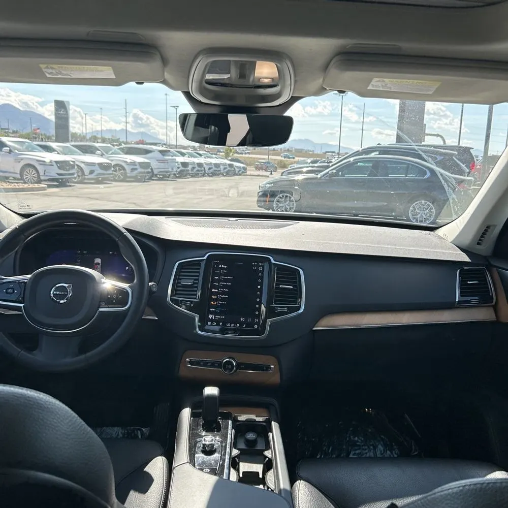 2023 Volvo XC90 T8 - Plus